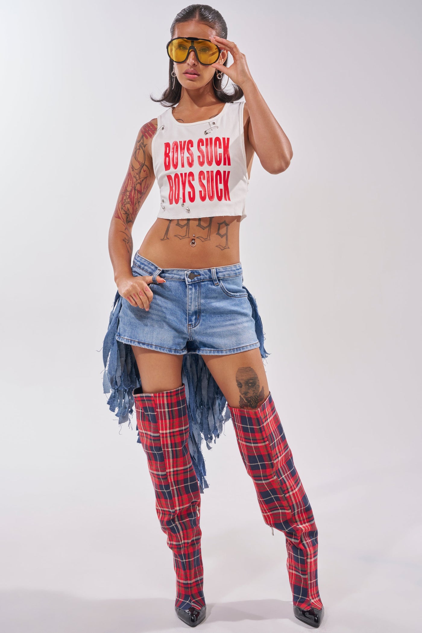 TURN AROUND DISTRESSED DENIM SHORT