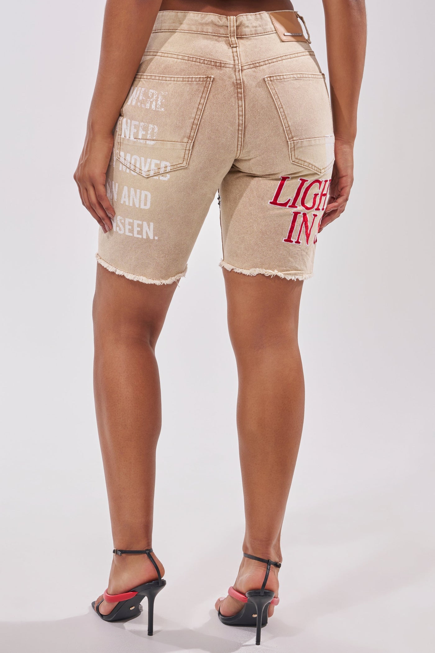 LIGHT SPEAKS IN SILENCE DENIM SHORT