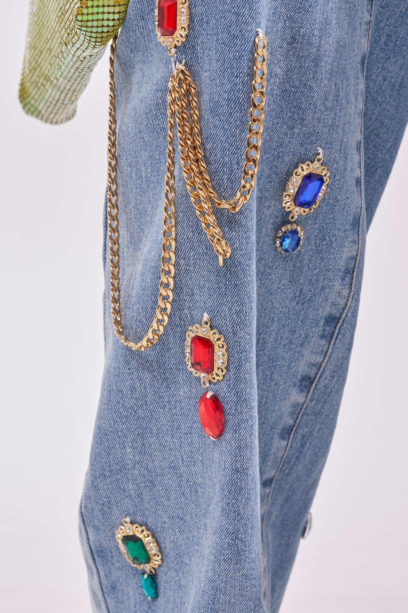 FEELING THE DIFFERENCE EMBELLISHED RELAXED DENIM