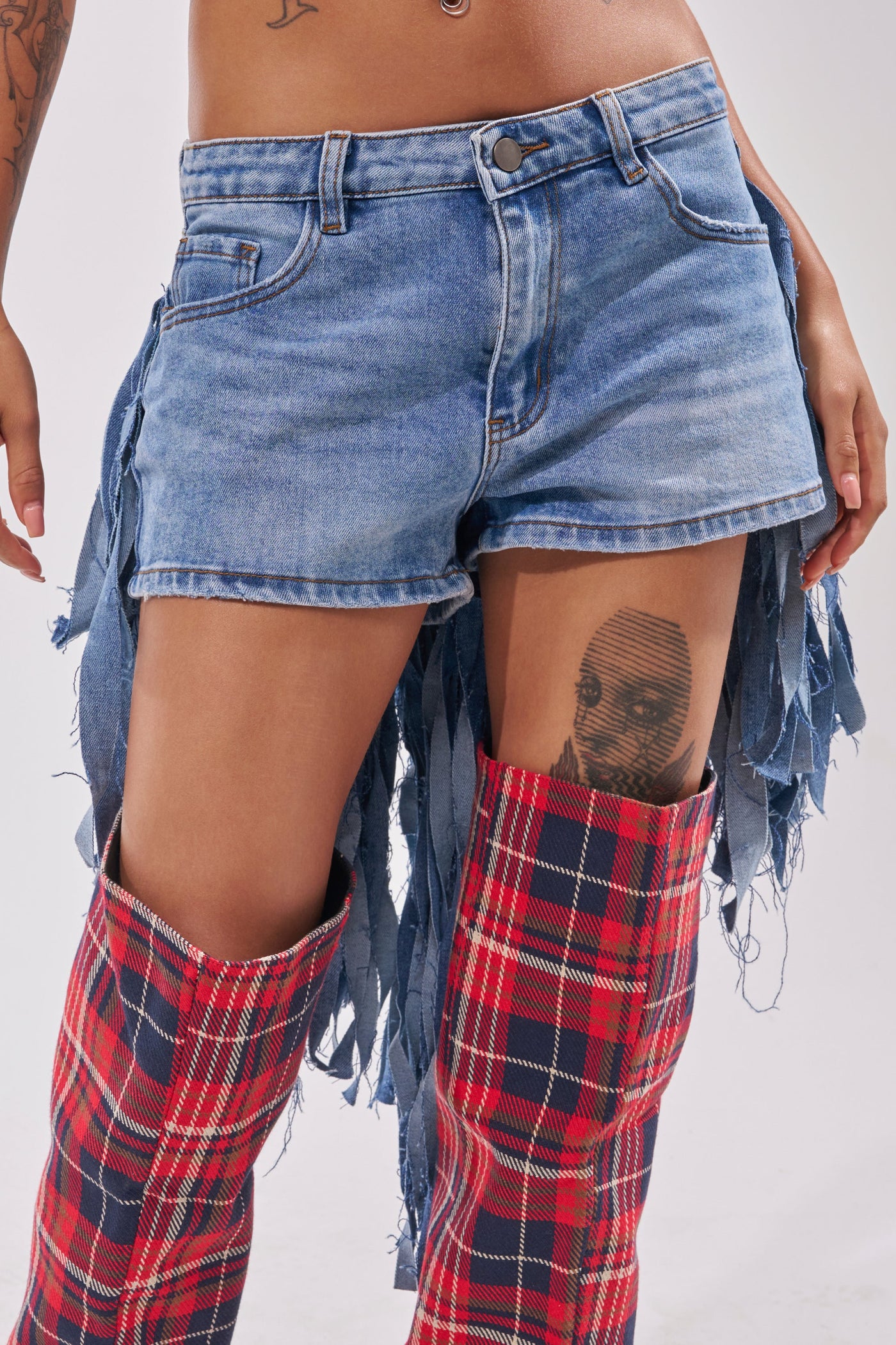 TURN AROUND DISTRESSED DENIM SHORT