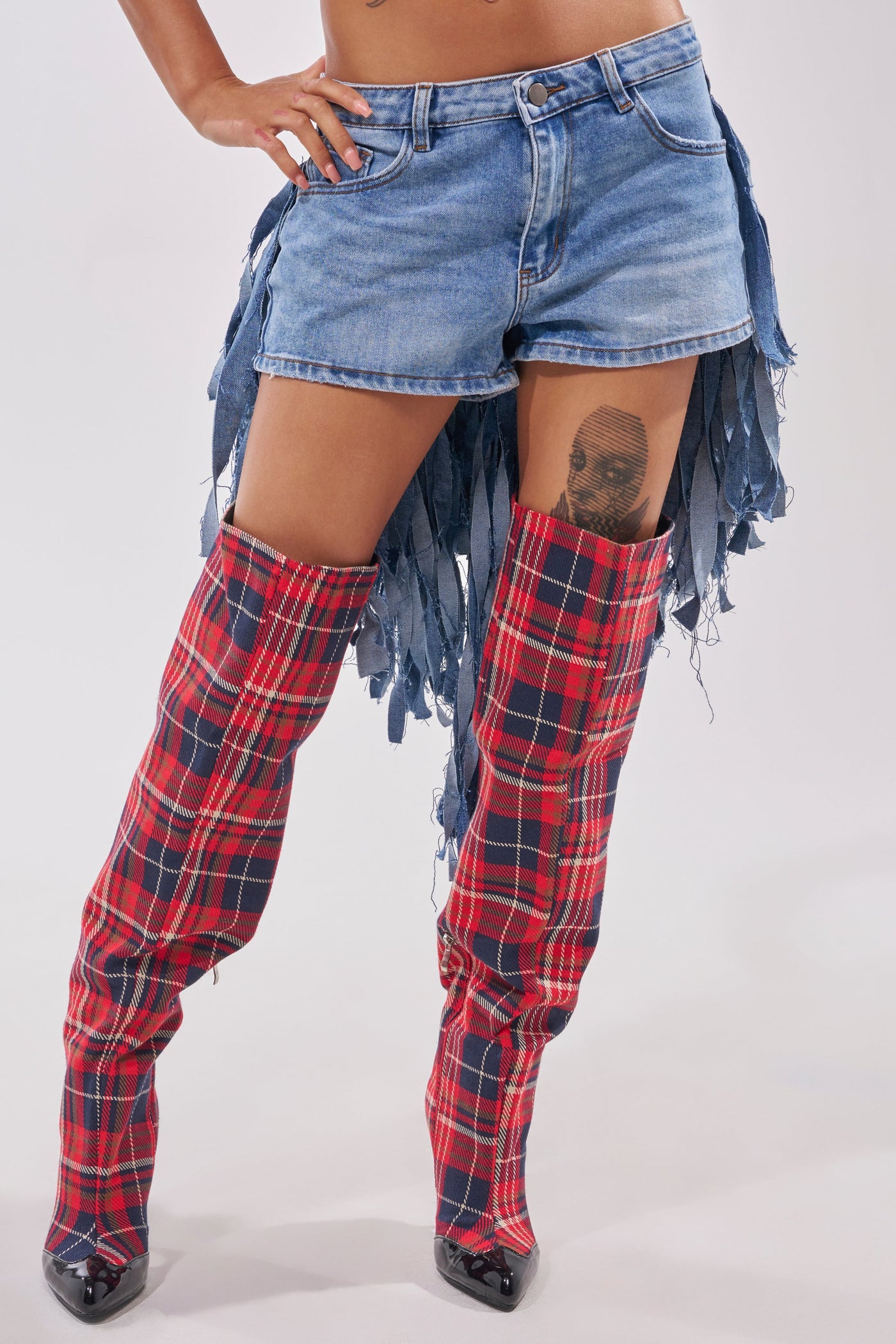TURN AROUND DISTRESSED DENIM SHORT
