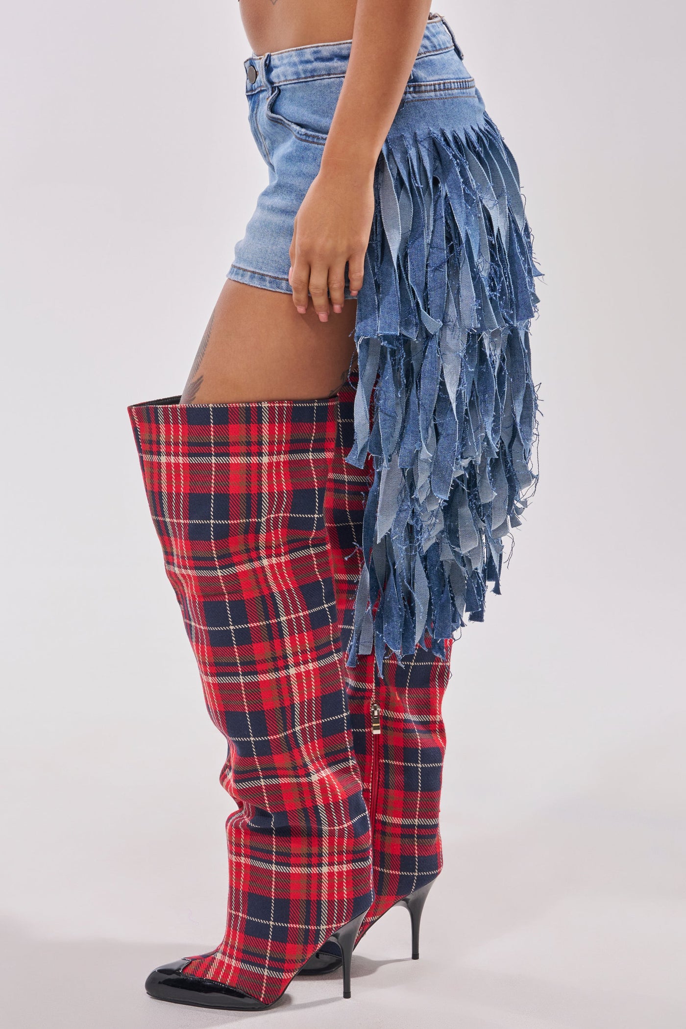 TURN AROUND DISTRESSED DENIM SHORT