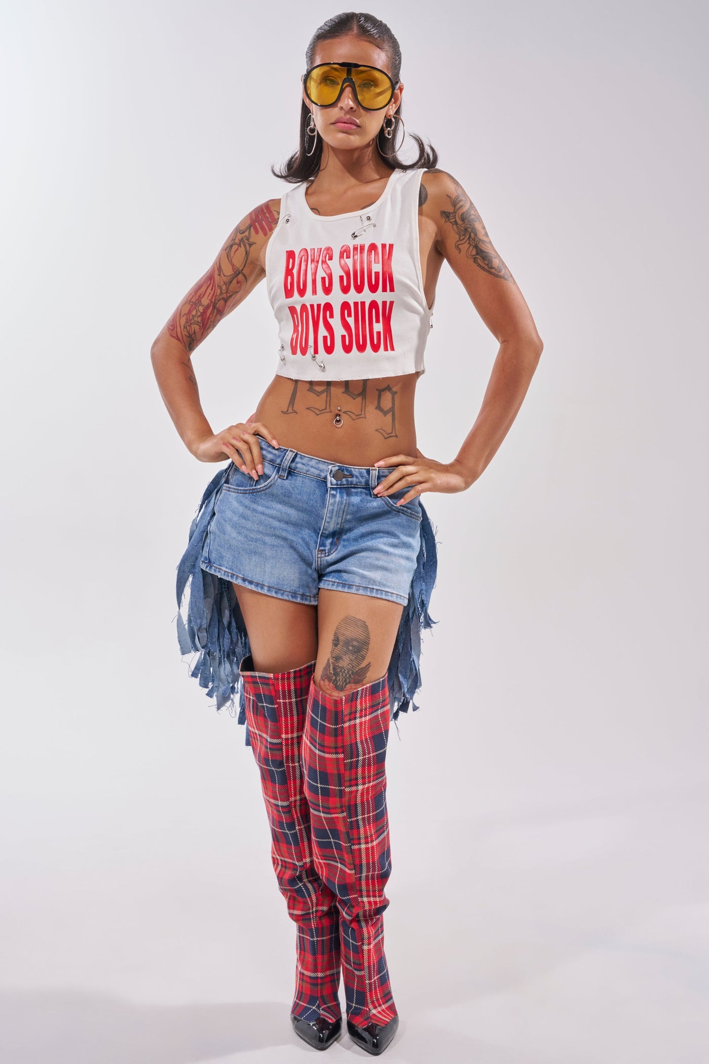 TURN AROUND DISTRESSED DENIM SHORT